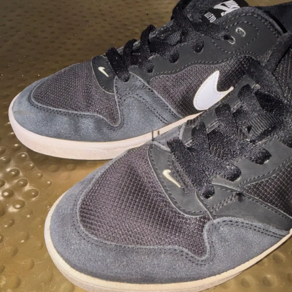 Nike SB Alleyoop Low Top Skate Shoes Black/Gray White Swoosh US size 6Y